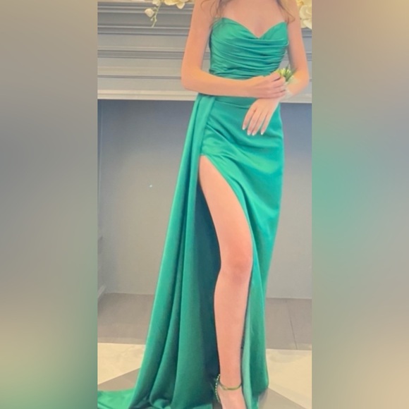 Emerald green dress. - Picture 4 of 4